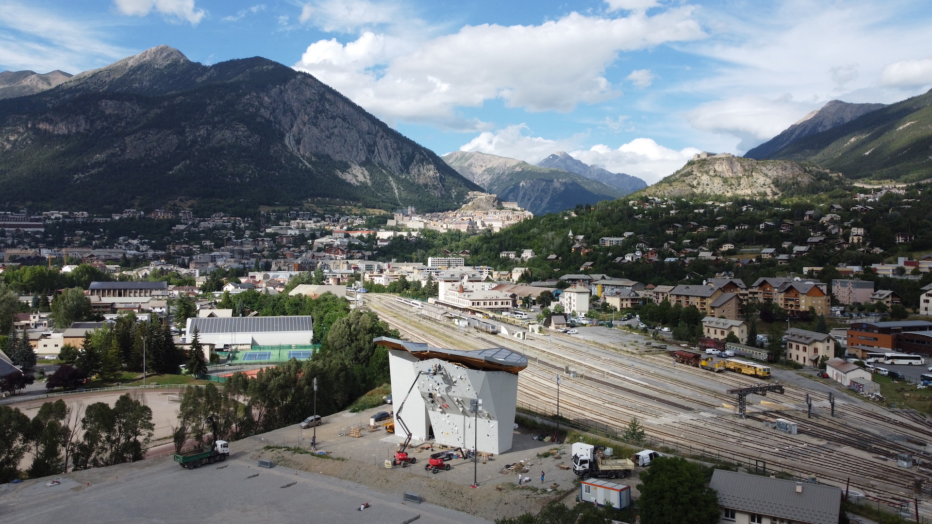 Hautes-Alpes : avec son mur d'escalade, Briançon peut désormais